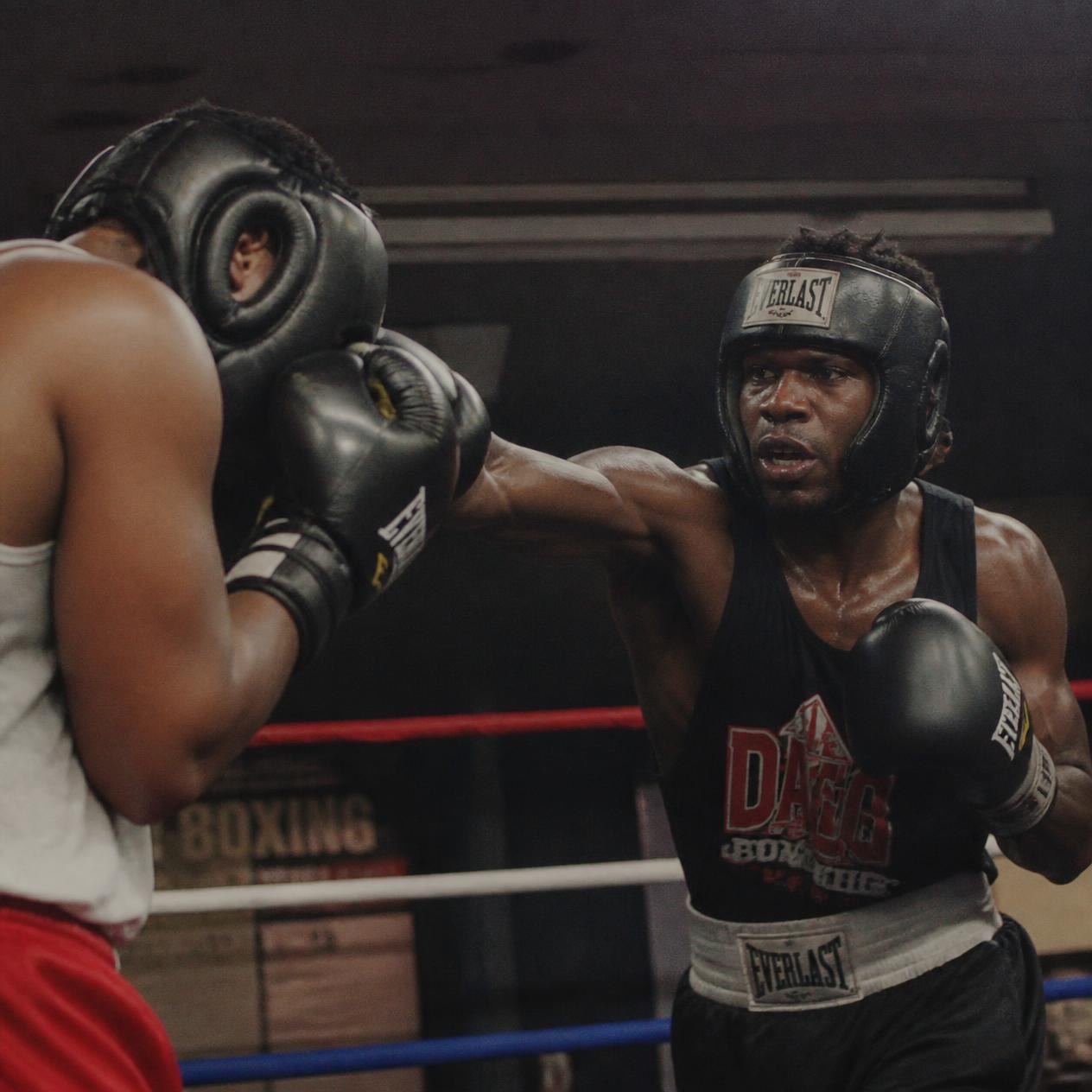 Sparing w kasku ochronnym
