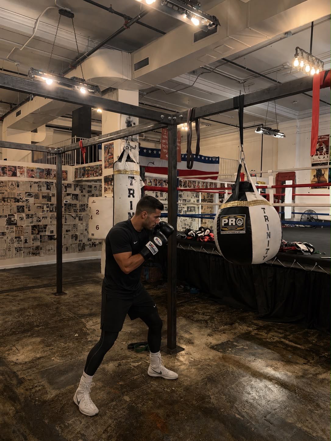 Trening na worku bokserskim w klubie Trinity Boxing Club